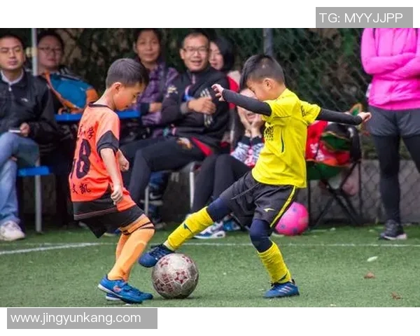 足球场上的英雄与梦想 童心与球技共舞 点燃未来的希望与激情